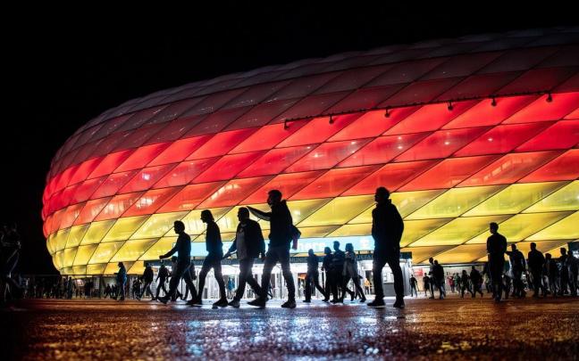 Fans saliendo del estadio Allianz Arena, en Munich Fans saliendo del estadio Allianz Arena, en Munich