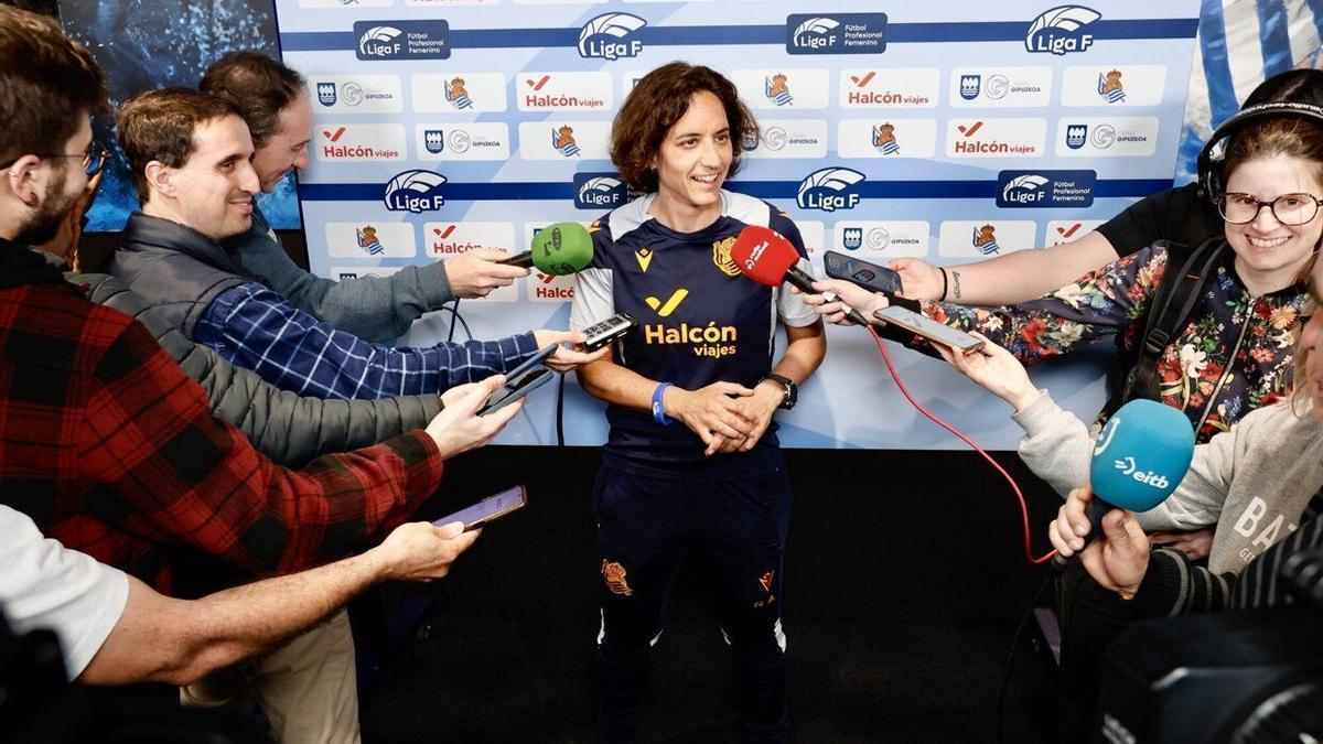 Natalia Arroyo atiende a los medios de comunicación en Anoeta. / JAVIER COLMENERO