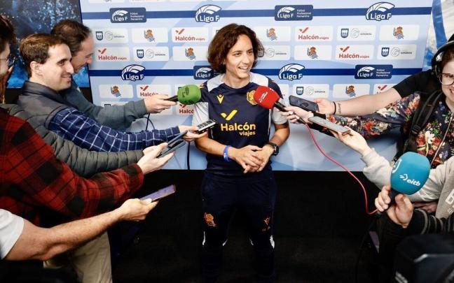 Natalia Arroyo atiende a los medios de comunicación en Anoeta. / JAVIER COLMENERO