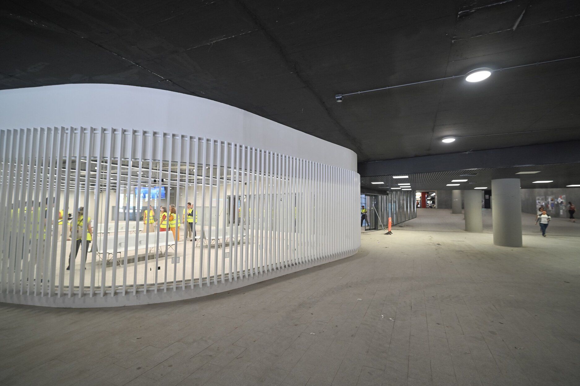 Pasadizo de Egia con la vista del nuevo espacio de espera intermodal / Pedro Martínez