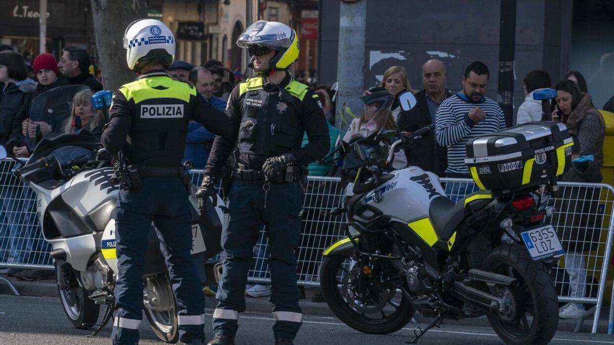 Dos agentes de la Policía Local en Vitoria, ajenos a la información