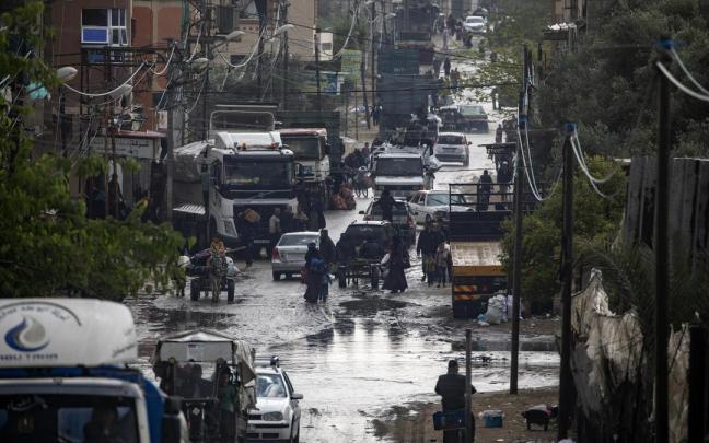 Ciudadanos palestinos evacuando Rafah antes del ataque israelí