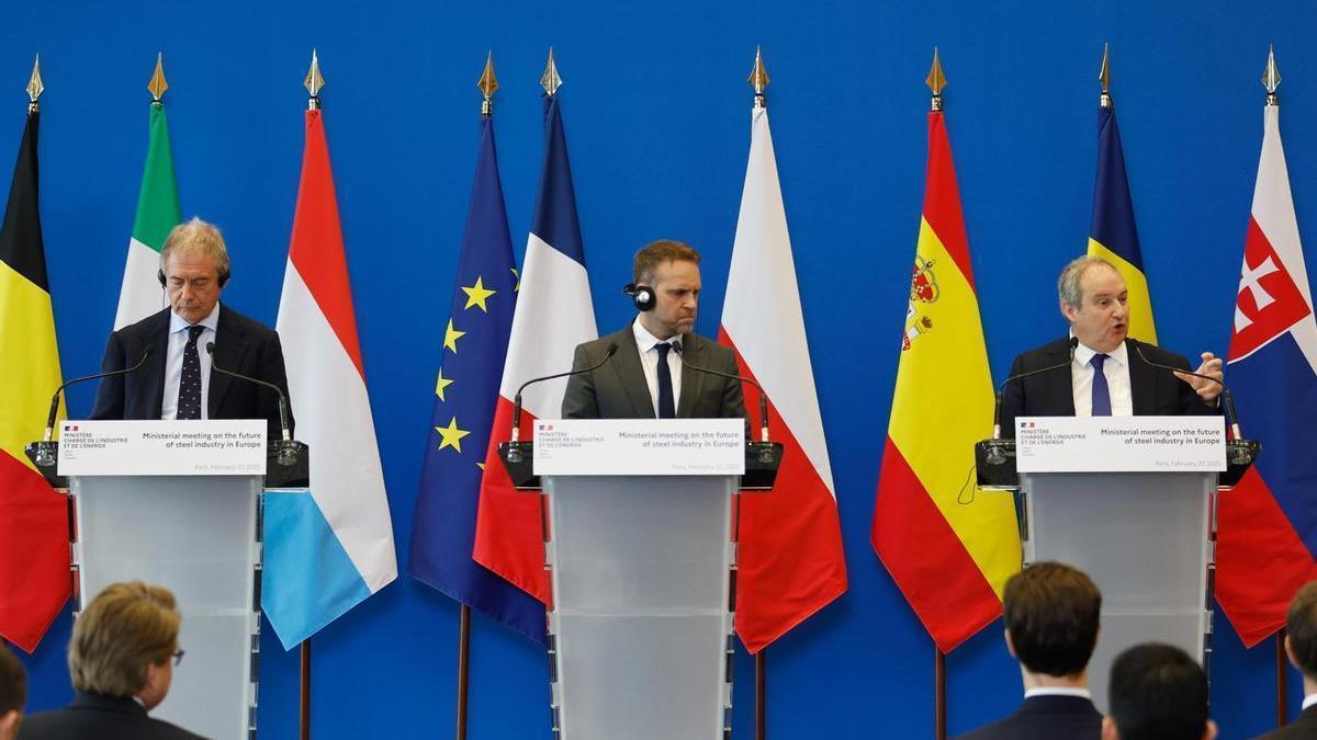 El ministro italiano de Desarrollo Económico, Adolfo Urso, el ministro francés de Industria y Energía, Marc Ferracci, y el ministro español de Industria y Turismo, Jordi Hereu, en París.