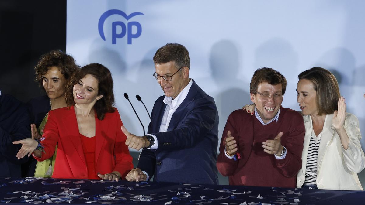 La presidenta de la Comunidad de Madrid y candidata a la reelección por el PP, Isabel Díaz Ayuso (2i), el alcalde y candidato a la reelección José Luis Martínez -Almeida (2d), el presidente del partido Alberto Núñez Feij