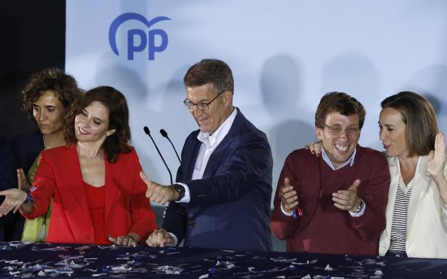 La presidenta de la Comunidad de Madrid y candidata a la reelección por el PP, Isabel Díaz Ayuso (2i), el alcalde y candidato a la reelección José Luis Martínez -Almeida (2d), el presidente del partido Alberto Núñez Feij La presidenta de la Comunidad de Madrid y candidata a la reelección por el PP, Isabel Díaz Ayuso (2i), el alcalde y candidato a la reelección José Luis Martínez -Almeida (2d), el presidente del partido Alberto Núñez Feij