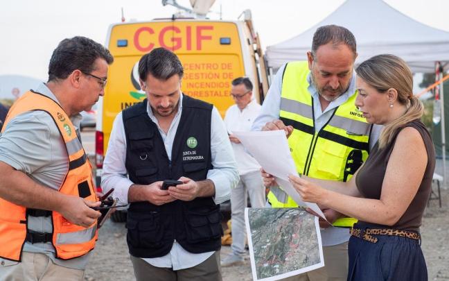 La presidenta de la Junta, María Guardiola, junto al consejero de Presidencia, Interior y Diálogo Social, Abel Bautista, en el Puesto de Mando Avanzado del 112 en La Granja (Cáceres)