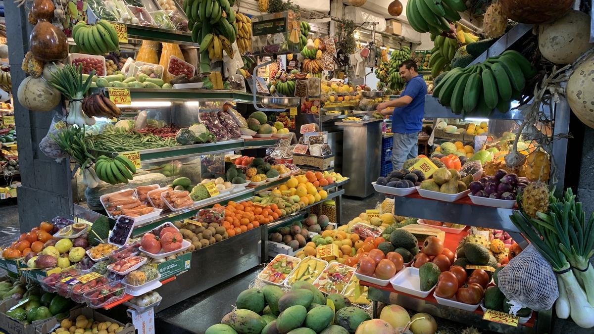 Un puesto de fruta en el mercado.