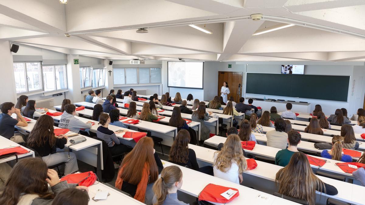 Estudiantes de bachillerato durante la sesión informativa de la Facultad de Medicina