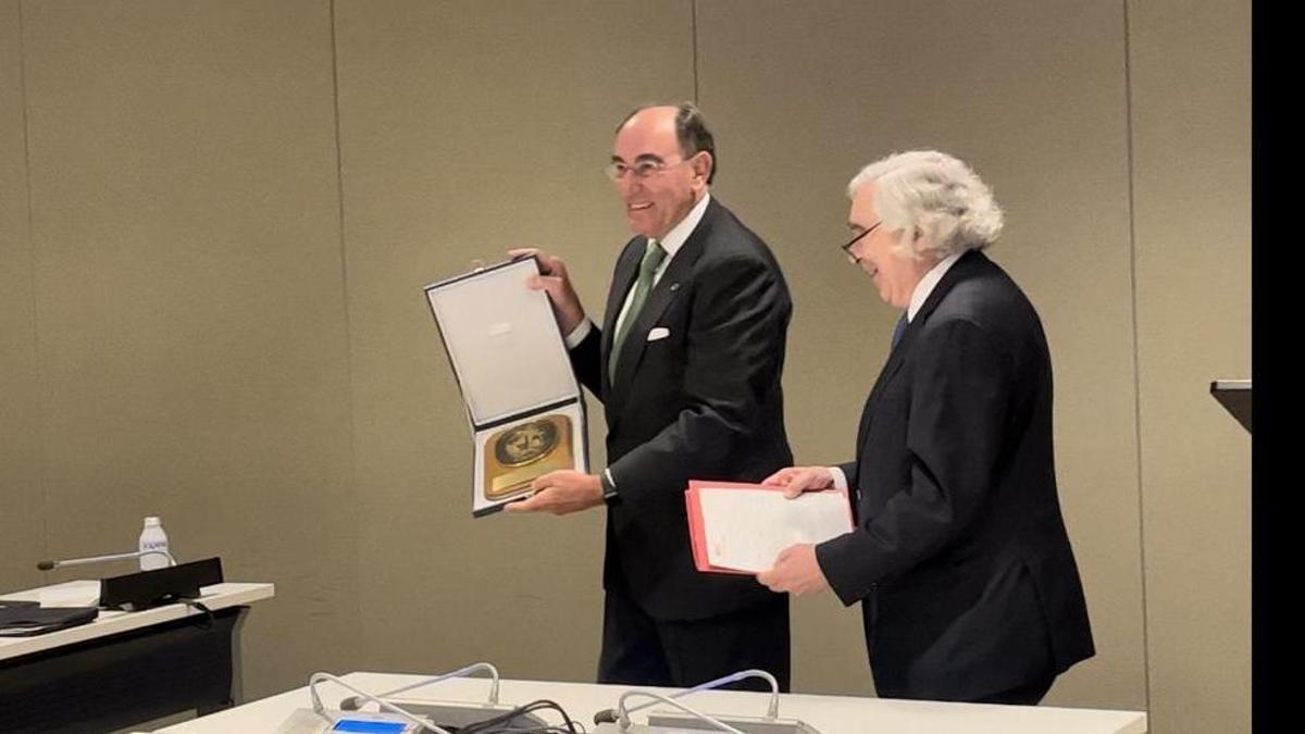 Ignacio Galán recibe la prestigiosa Medalla de Honor de la Asociación Mundial de Juristas.