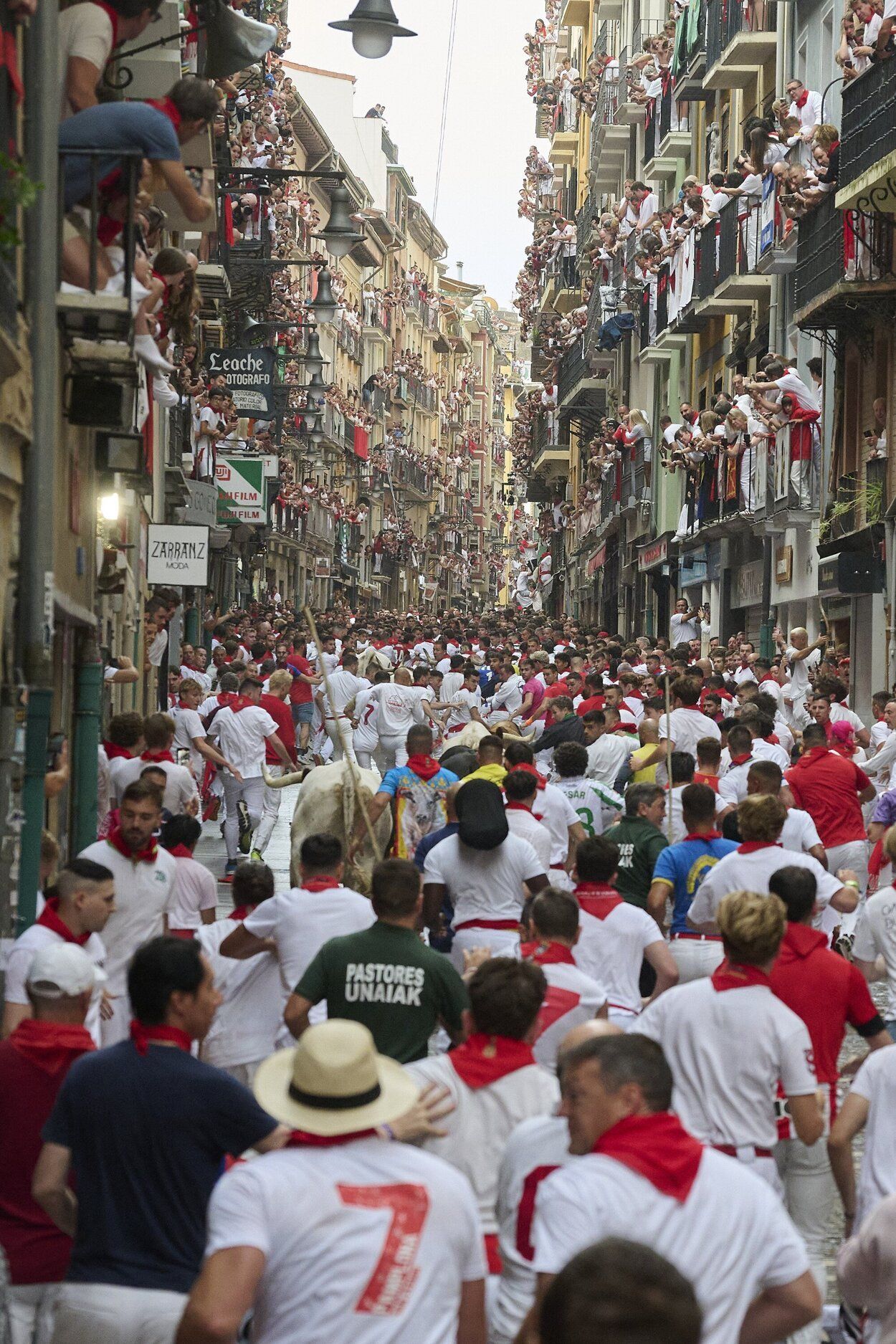Balcones llenos de gente en la calle Estafeta durante el Encierro.