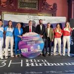 El alcalde de Bilbao, Juan Mari Aburto, junto a las pelotaris en la presentación de las finales.