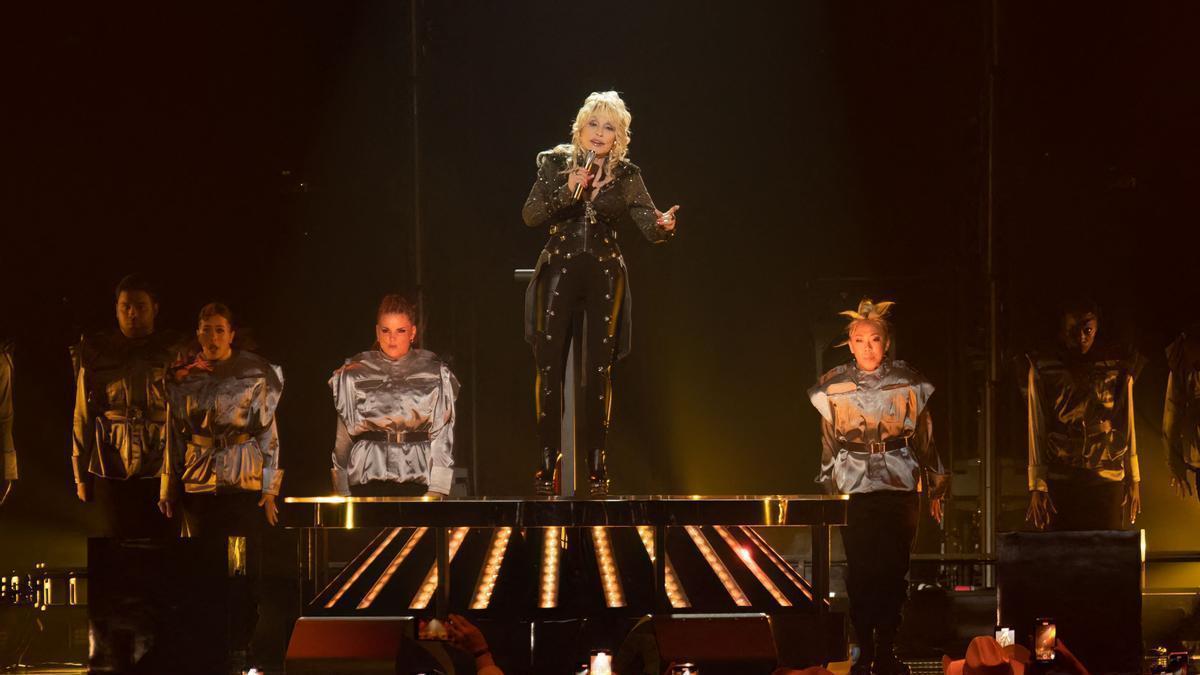 Dolly Parton durante su actuación en la gala de los Premios de la Academia de la Música Country.