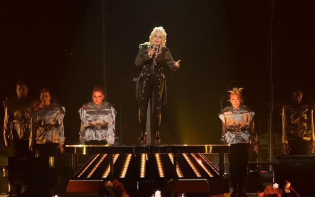 Dolly Parton durante su actuación en la gala de los Premios de la Academia de la Música Country.