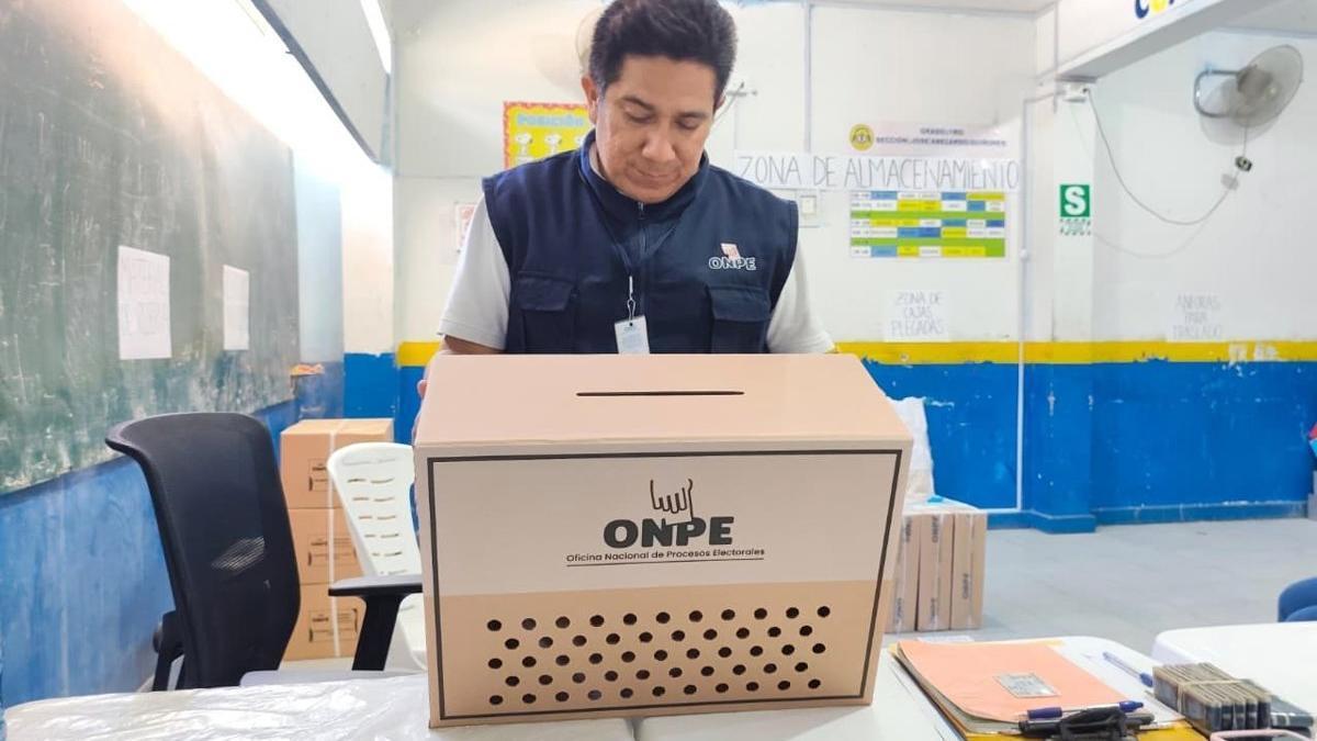 Una urna en un colegio electoral de Perú