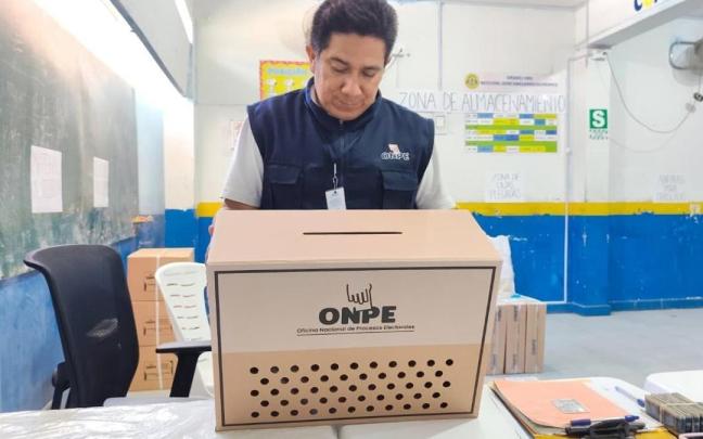 Una urna en un colegio electoral de Perú