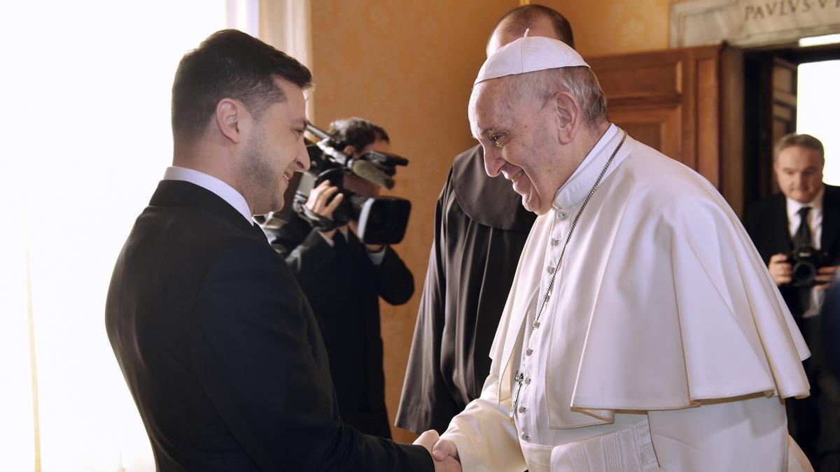 Zelenski se reúne con el Papa en el Vaticano.