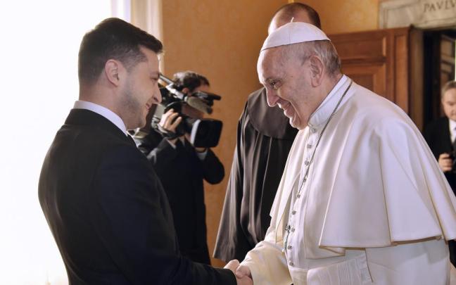 Zelenski se reúne con el Papa en el Vaticano.