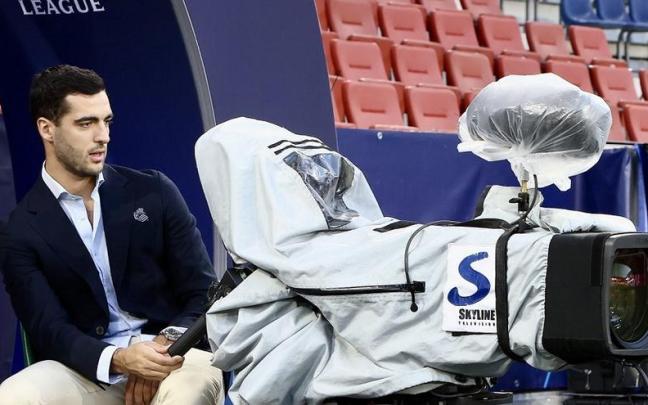Mikel Merino bromea con una cámara de televisión, el día antes del Red Bull Salzburgo-Real Sociedad en Austria. / REAL SOCIEDAD
