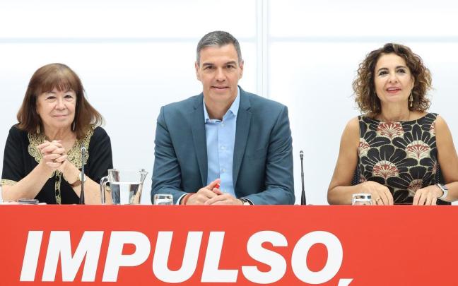 La presidenta del PSOE, Cristina Narbona, el presidente del Gobierno y Secretario General del PSOE, Pedro Sánchez y la vicesecretaria general del PSOE, vicepresidenta primera del Gobierno y ministra de Hacienda, María Jesús Montero