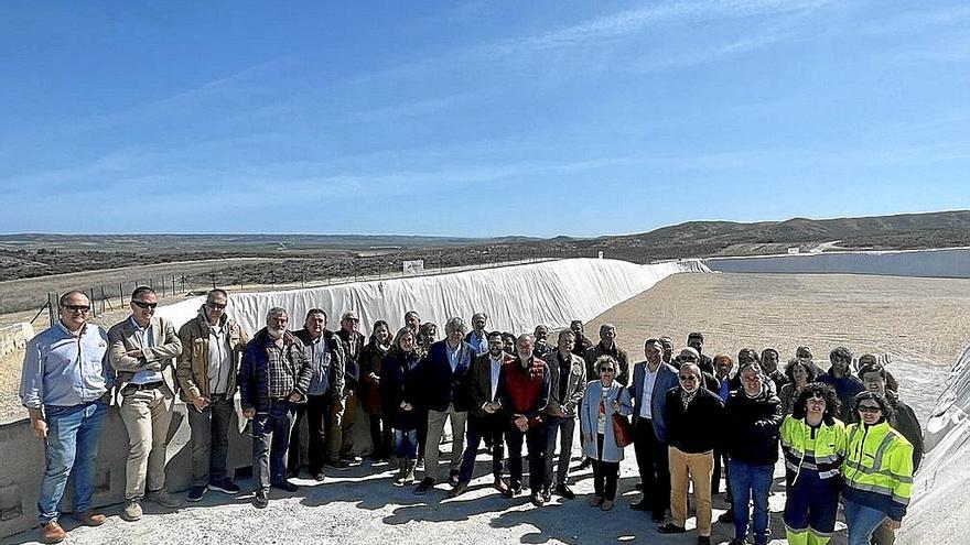 Las autoridades y empleados de la planta de Cárcar, junto al nuevo vaso del vertedero.