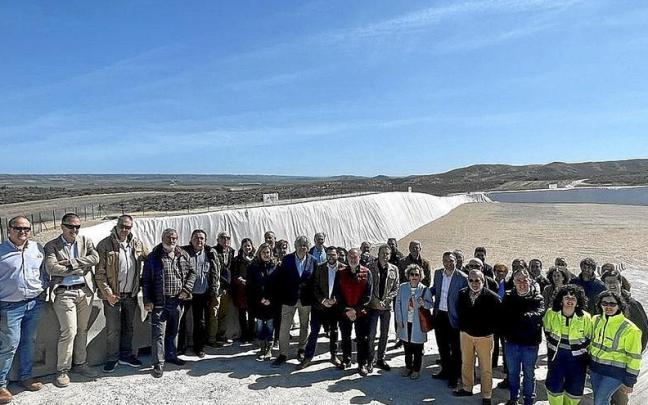 Las autoridades y empleados de la planta de Cárcar, junto al nuevo vaso del vertedero.