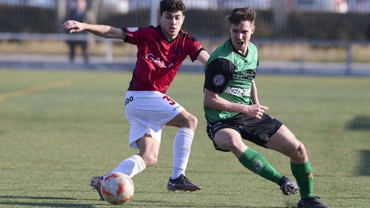 Pugna de un balón en un partido del Beti Onak