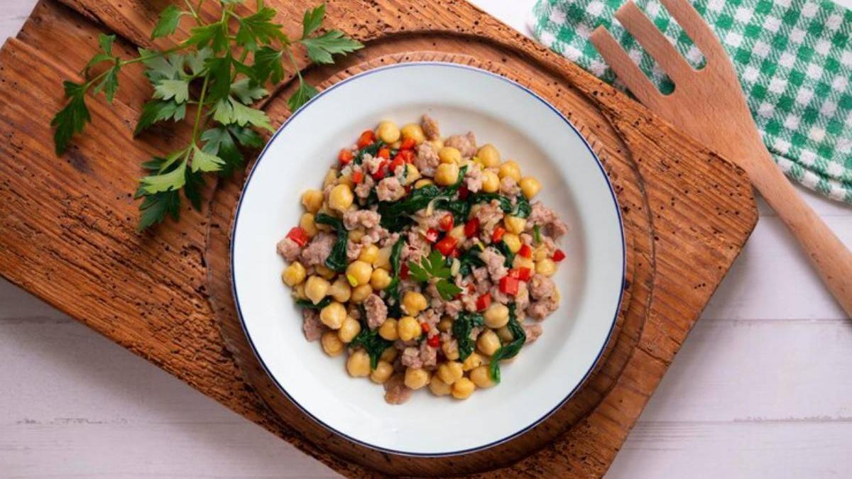 Ensalada de garbanzos con espinacas, pimiento rojo y bonito.