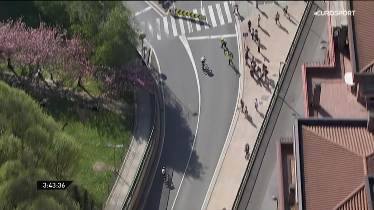 Aranburu hace un recto, mientras Almeida traza por el otro lado.