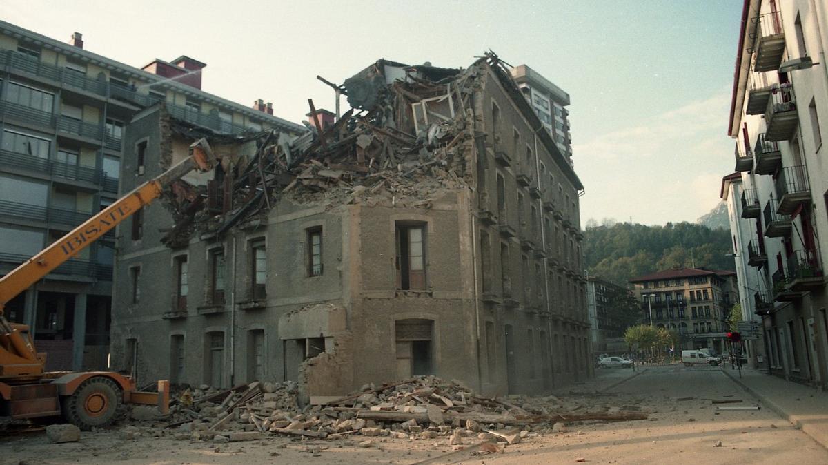 Edificio de Biteri en el momento de su derribo.