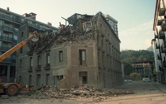 Edificio de Biteri en el momento de su derribo. / Txema Urcelay. Edificio de Biteri en el momento de su derribo.