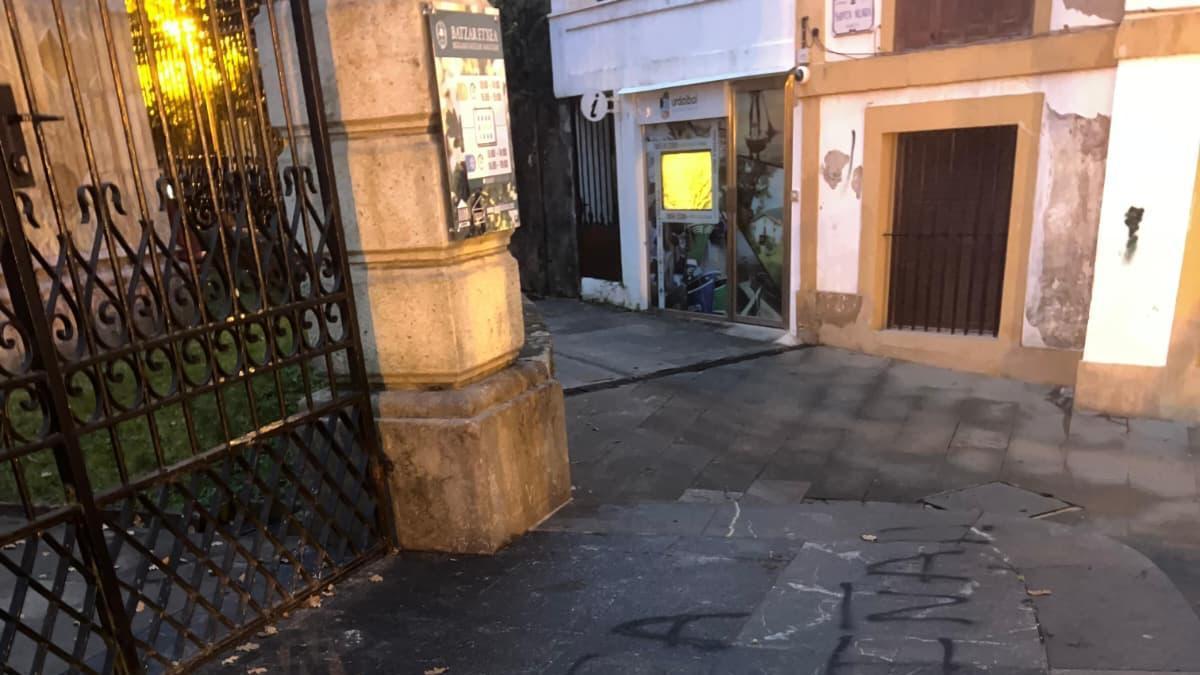 Pintada realizada en las escalinatas de la Casa de Juntas de Gernika