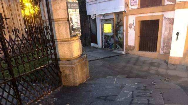 Pintada realizada en las escalinatas de la Casa de Juntas de Gernika