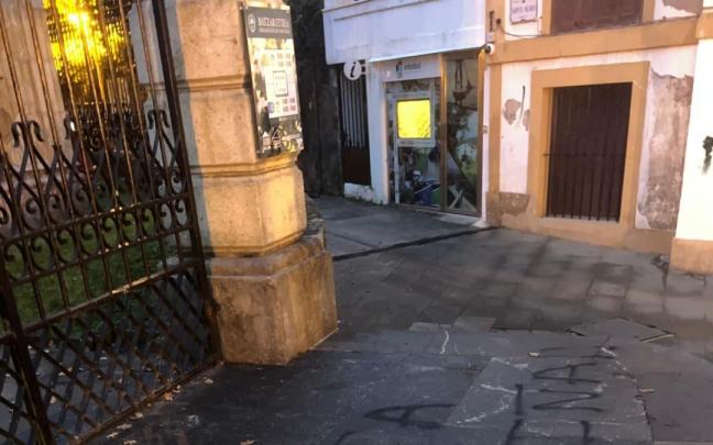 Pintada realizada en las escalinatas de la Casa de Juntas de Gernika