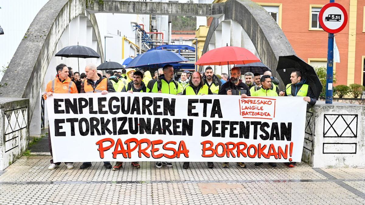Concentración de trabajadores de Papresa en Errenteria / Arnaitz Rubio