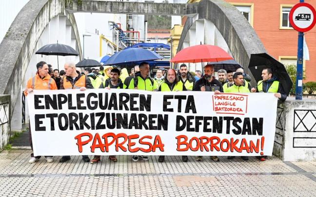 Concentración de trabajadores de Papresa en Errenteria / Arnaitz Rubio