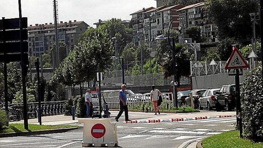 Acceso cerrado a la avenida del Touring