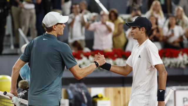 El tenista italiano Jannik Sinner, saluda al tenista español Rafael Jódar.