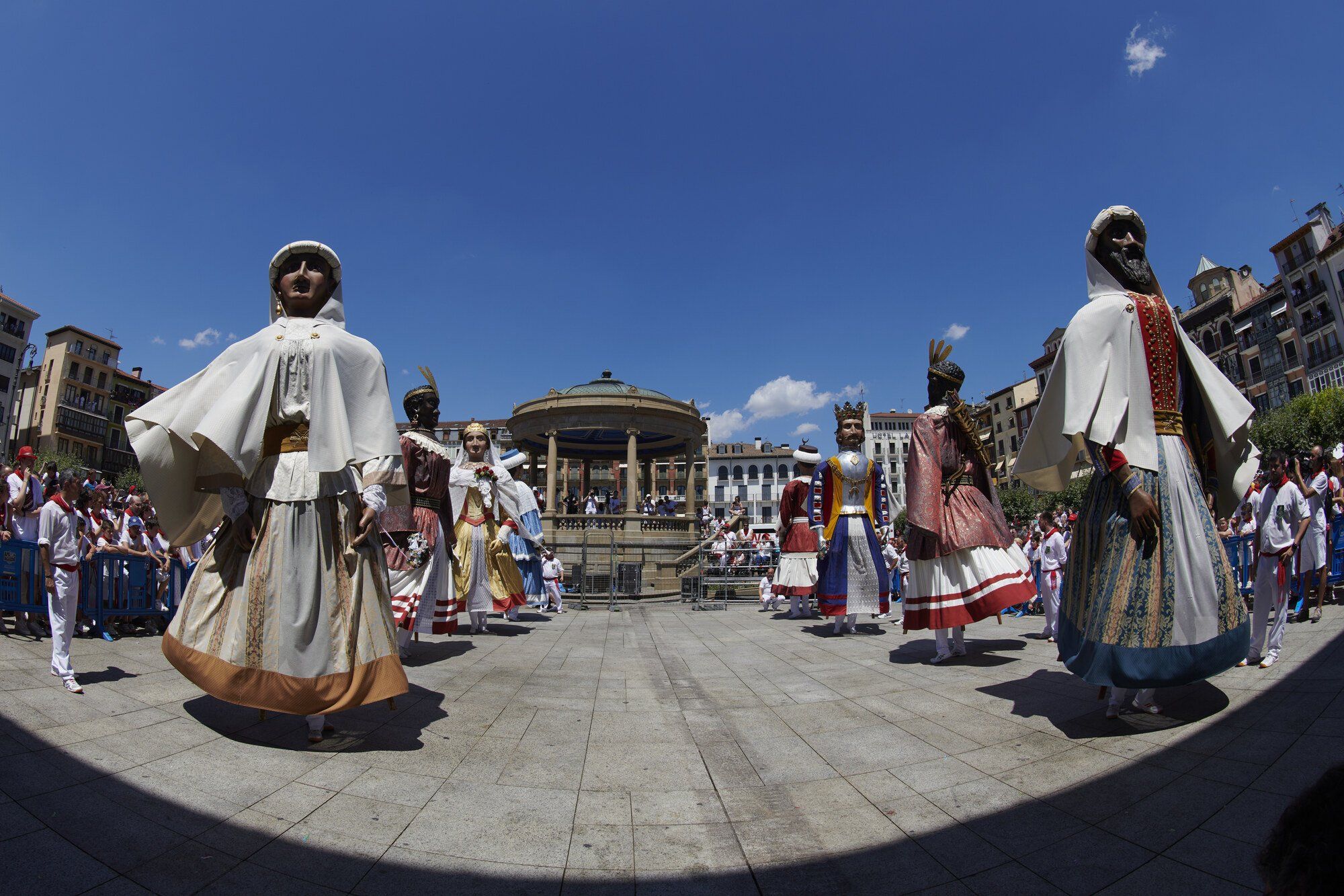Despedida de los gigantes y cabezudos de 2023 en la Plaza del Castillo. Foto: Iñaki Porto/Javier Bergasa