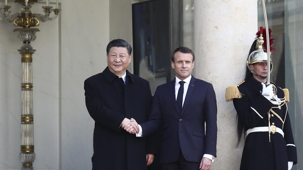 Encuentro entre Xi Jinping, líder chino, y Emmanuel Macron, presidente francés, en una foto de archivo.