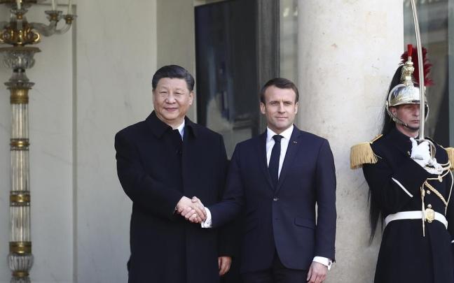 Encuentro entre Xi Jinping, líder chino, y Emmanuel Macron, presidente francés, en una foto de archivo.