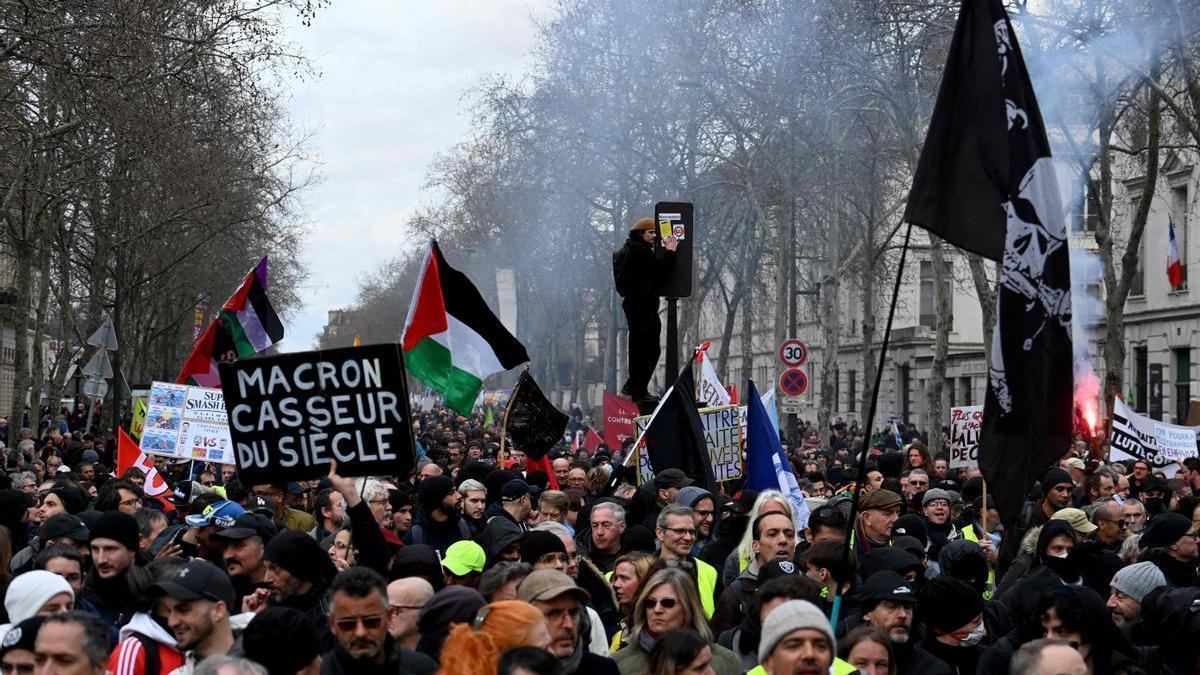 Protestas en París por la polémica reforma de las pensiones del Gobierno francés.