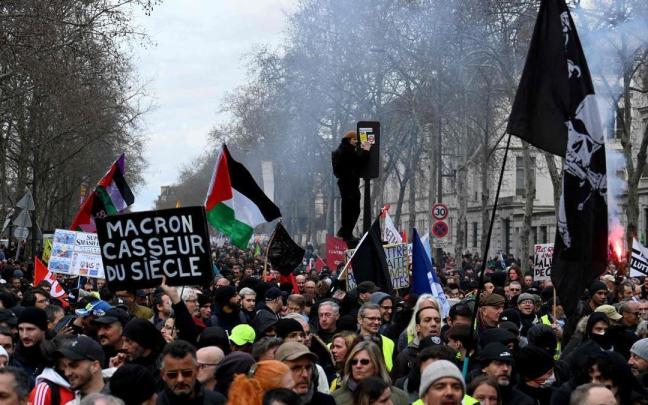 Protestas en París por la polémica reforma de las pensiones del Gobierno francés. Protestas en París por la polémica reforma de las pensiones del Gobierno francés.