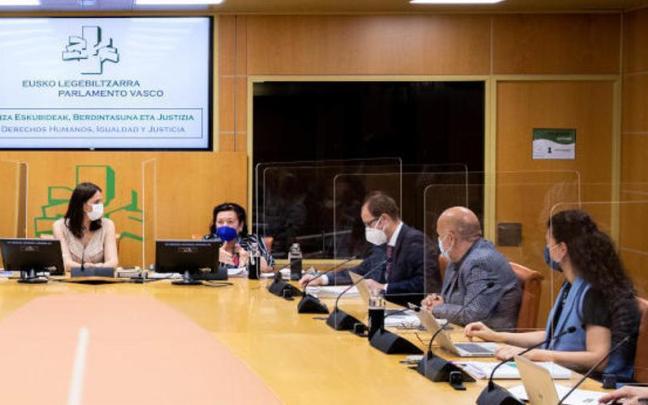 La comisión que valora las peticiones de reconocimiento como víctima de vulneración de derechos humanos, en una imagen de archivo.