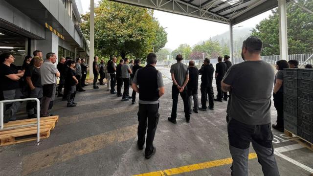 Los trabajadores de Rodisa, durante el minuto de silencio en recuerdo al que fue su compañero.
