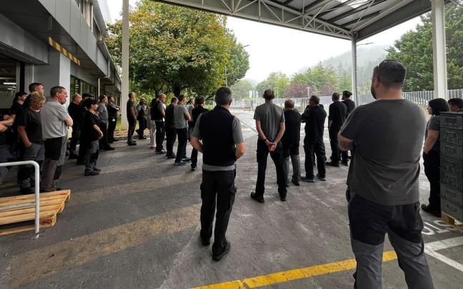 Los trabajadores de Rodisa, durante el minuto de silencio en recuerdo al que fue su compañero.