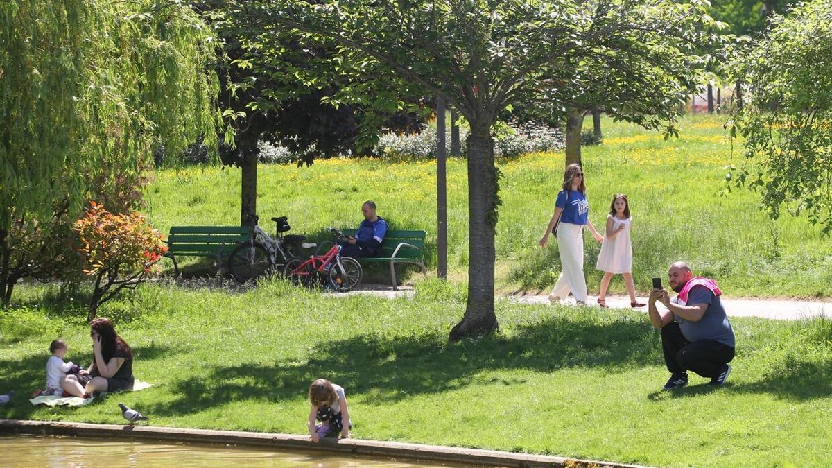 Niños jugando junto al lago de Yamaguchi.