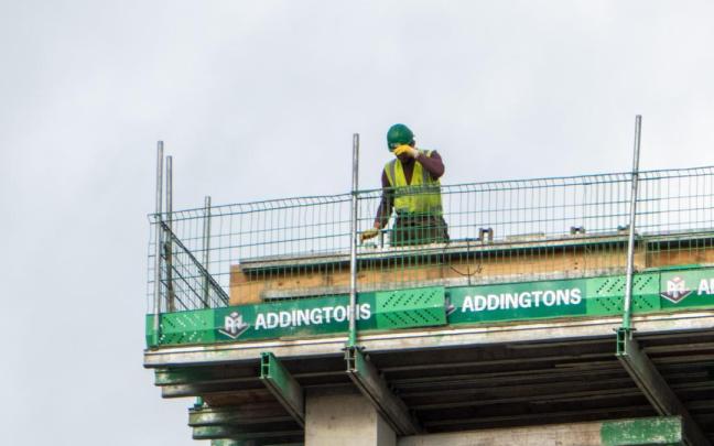 Imagen de un trabajador en una obra. Imagen de un trabajador en una obra.