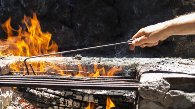El arte de preparar una buena brasa.