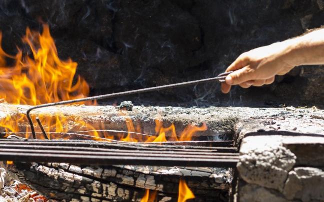 El arte de preparar una buena brasa.