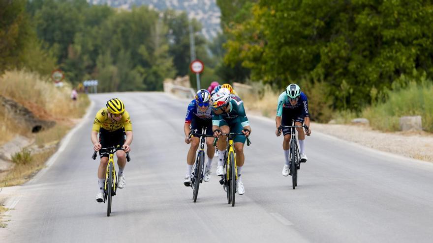 Brennan y Van Aert charlan durante la fuga.